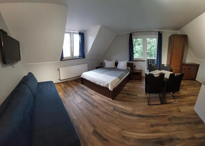 Pod Lasem ホームステイ シクラルスカ・ポレンバ